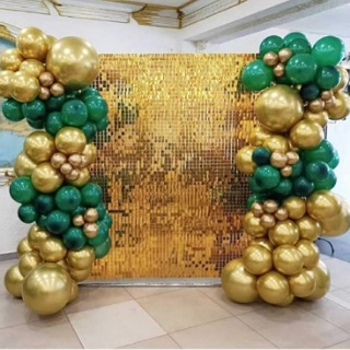 Фотозона с золотыми пайетками и изумрудными шарами